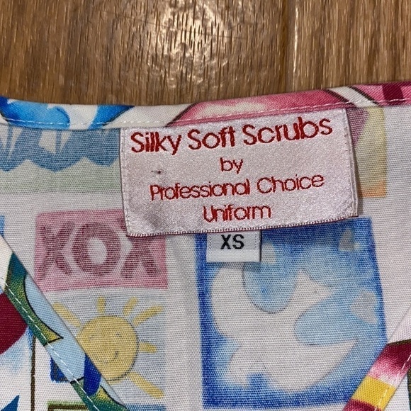 SILKY Soft Scrubs Pen Holder Stretchy Women's Scrub Top Love Hearts (Size XS) - Picture 5 of 8